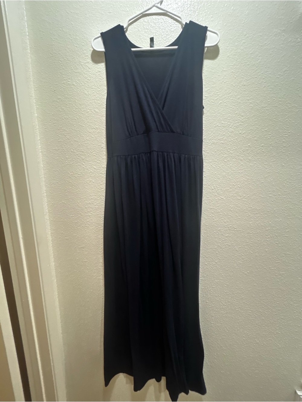 Elegant Navy Blue Sleeveless V-Neck Maxi Dress